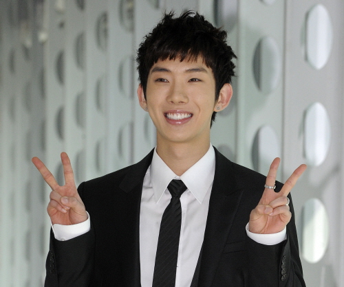  2AM member, Jo Kwon seems to be taking the illness in stride.
